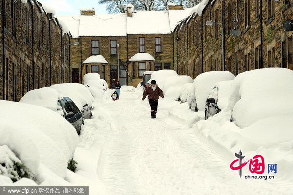 Rows of cars covered in snow in Alnwick, Northumberland, as heavy snowfall continues across the North East. [CFP] 