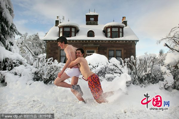 Two young men joke around in the snow on November 29, 2010 in Auchterarder, Scotland. [CFP]