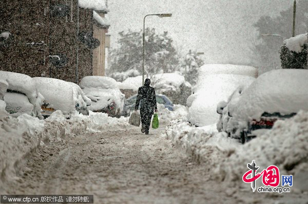 A man makes his way home from the shops November 29, 2010 in Auchterarder, Scotland. [CFP]