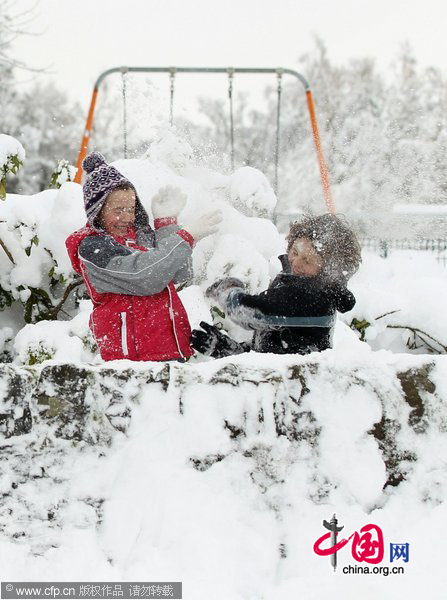 Children play in the snow November 29, 2010 in Auchterarder, Scotland. [CFP]