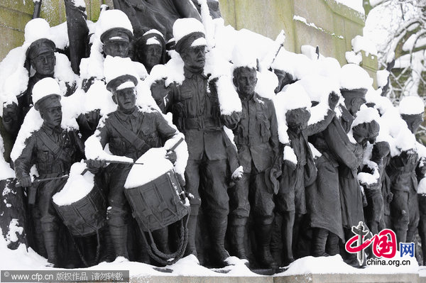 The War Memorial in Newcastle City centre takes on the look of a snow sculpture following another night of heavy snowfalls. [CFP]