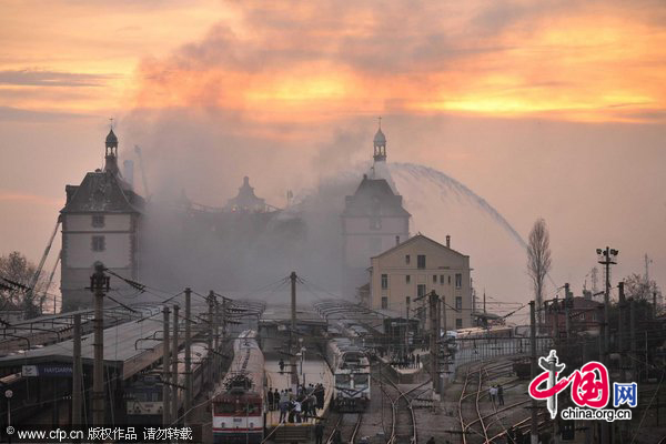 Istanbul&apos;s historic Haydarpasa train station has been severely damaged by a fire which engulfed the roof of the building. The blaze broke out while restoration work was being carried out on the early 20th century structure on Sunday, November 28, 2010. [CFP]