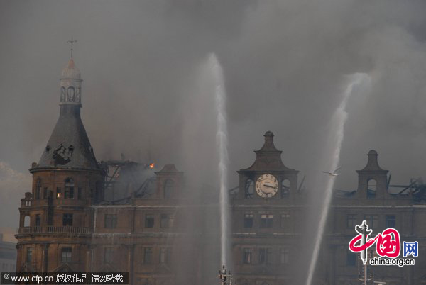 Turkish firemen fights a fire on the roof of the Haydarpasa train station on the Asian side of Istanbul, Turkey, on 28 November 2010. [CFP]