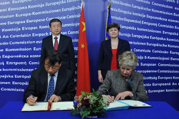 EU Commissioner for International Cooperation, Humanitarian Aid and Crisis Response Kristalina Georgieva (R rear) and visiting Chinese State Councilor Ma Kai (L rear) attend the signing ceremony of an agreement aimed at enhancing cooperation in the field of disaster risk management between China and EU, in Brussels, capital of Belgium, on Nov. 29, 2010. [Wu Wei/Xinhua]