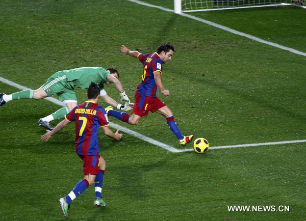 Barcelona's Xavi (R) shoots but fails to score past Real Madrid's goalkeeper Iker Casillas as Barcelona's David Villa looks on during their Spanish first division soccer match at Nou Camp stadium in Barcelona November 29, 2010. (Xinhua/Reuters Photo) 