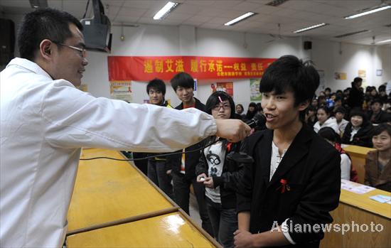  A staff member from the Yaohai District disease prevention and control bureau engages a student during his presentation in Hefei, East China's Anhui province on Nov 29, 2010.