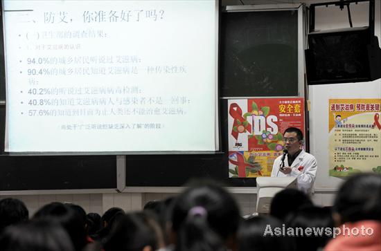  staff member from the Yaohai District disease prevention and control bureau gives a presentation about AIDS/HIV prevention ahead of World AIDS Day, which falls on Wednesday, in Hefei, Anhui province on Nov 29, 2010.