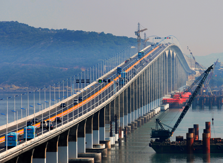 Photo taken on Nov. 30, 2010 shows the spectacular Pingtan Strait Bridge in Pingtan County, southeast China&apos;s Fujian Province. The 4,976-meter bridge opened on Tuesday is the first cross-sea bridge in Fujian, linking Fuqing City and Pingtan County, Fujian&apos;s biggest, China&apos;s fifth biggest island. [Xinhua]