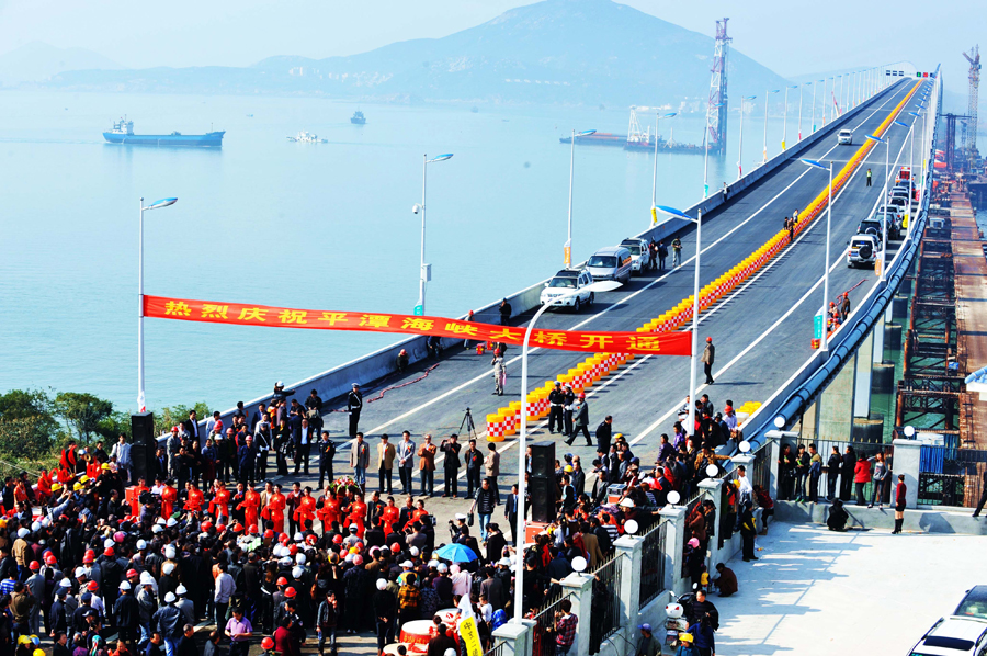 Photo taken on Nov. 30, 2010 shows the spectacular Pingtan Strait Bridge in Pingtan County, southeast China&apos;s Fujian Province. The 4,976-meter bridge opened on Tuesday is the first cross-sea bridge in Fujian, linking Fuqing City and Pingtan County, Fujian&apos;s biggest, China&apos;s fifth biggest island. [Xinhua]