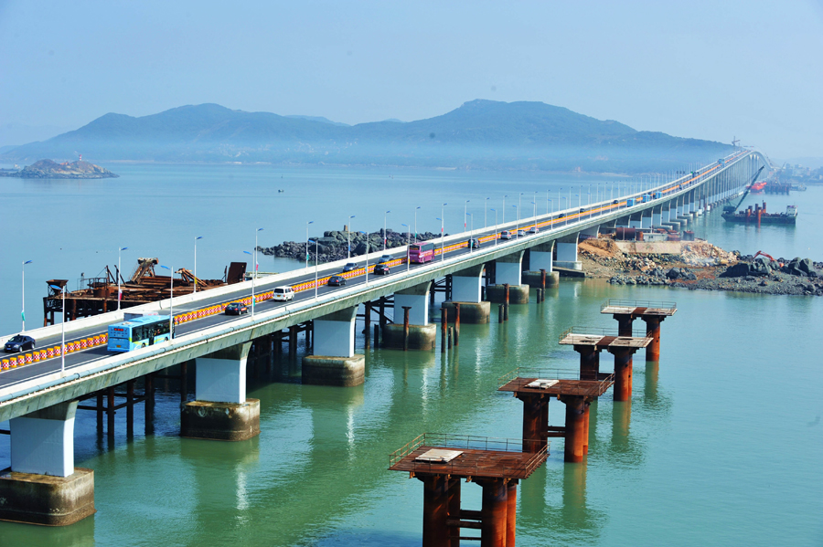 Photo taken on Nov. 30, 2010 shows the spectacular Pingtan Strait Bridge in Pingtan County, southeast China&apos;s Fujian Province. The 4,976-meter bridge opened on Tuesday is the first cross-sea bridge in Fujian, linking Fuqing City and Pingtan County, Fujian&apos;s biggest, China&apos;s fifth biggest island. [Xinhua]