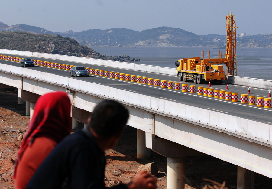 Photo taken on Nov. 30, 2010 shows the spectacular Pingtan Strait Bridge in Pingtan County, southeast China&apos;s Fujian Province. The 4,976-meter bridge opened on Tuesday is the first cross-sea bridge in Fujian, linking Fuqing City and Pingtan County, Fujian&apos;s biggest, China&apos;s fifth biggest island. [Xinhua]