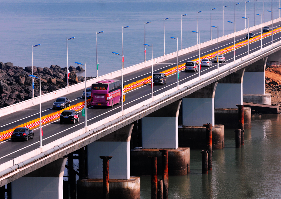 Photo taken on Nov. 30, 2010 shows the spectacular Pingtan Strait Bridge in Pingtan County, southeast China&apos;s Fujian Province. The 4,976-meter bridge opened on Tuesday is the first cross-sea bridge in Fujian, linking Fuqing City and Pingtan County, Fujian&apos;s biggest, China&apos;s fifth biggest island. [Xinhua]