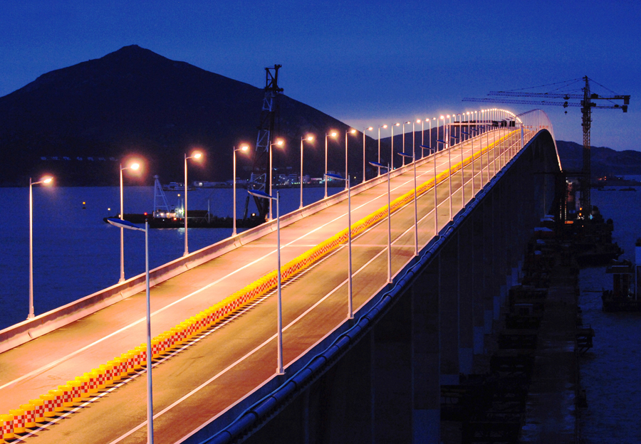 Photo taken on Nov. 30, 2010 shows the spectacular Pingtan Strait Bridge in Pingtan County, southeast China&apos;s Fujian Province. The 4,976-meter bridge opened on Tuesday is the first cross-sea bridge in Fujian, linking Fuqing City and Pingtan County, Fujian&apos;s biggest, China&apos;s fifth biggest island. [Xinhua]