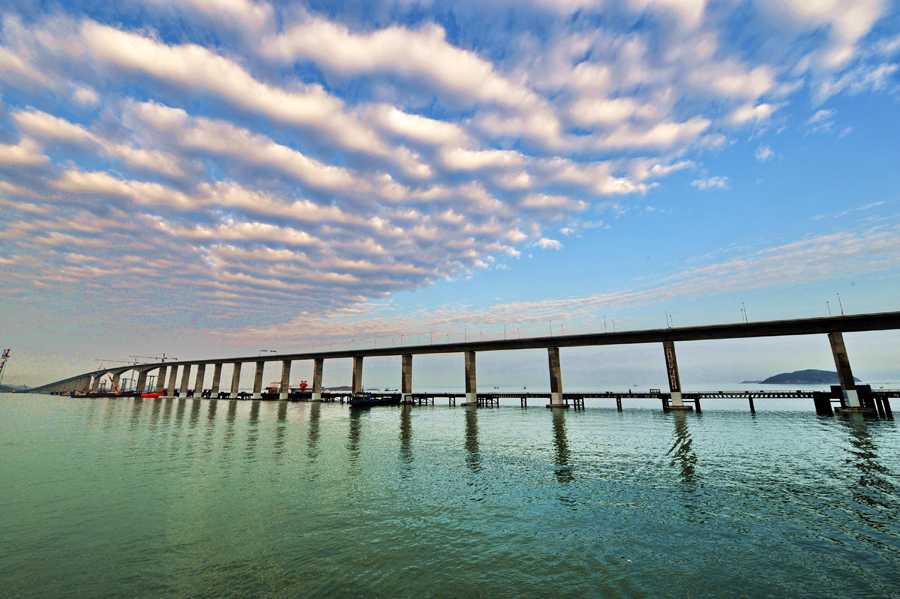 Photo taken on Nov. 30, 2010 shows the spectacular Pingtan Strait Bridge in Pingtan County, southeast China&apos;s Fujian Province. The 4,976-meter bridge opened on Tuesday is the first cross-sea bridge in Fujian, linking Fuqing City and Pingtan County, Fujian&apos;s biggest, China&apos;s fifth biggest island. [Xinhua]