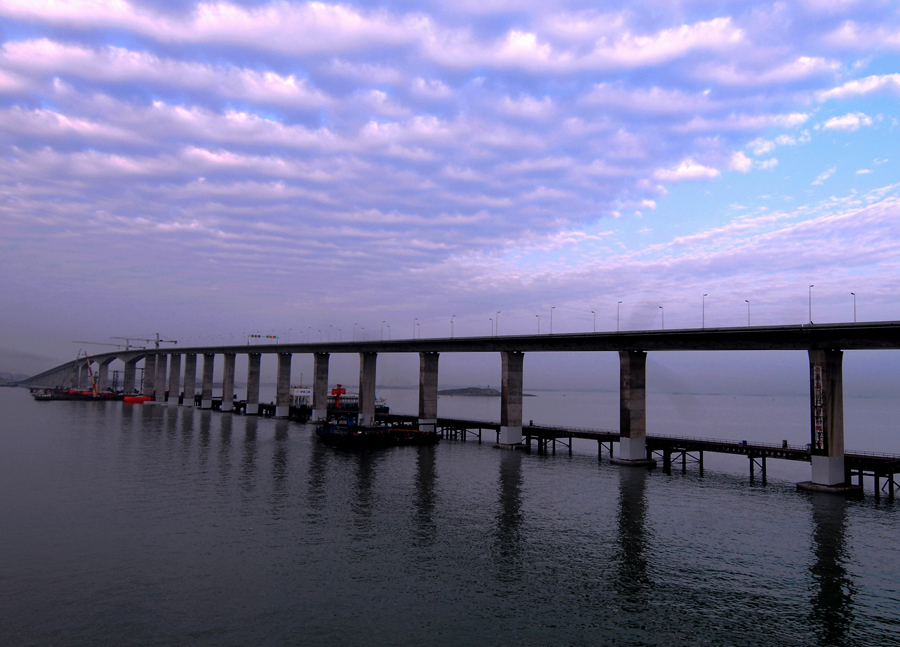 Photo taken on Nov. 30, 2010 shows the spectacular Pingtan Strait Bridge in Pingtan County, southeast China&apos;s Fujian Province. The 4,976-meter bridge opened on Tuesday is the first cross-sea bridge in Fujian, linking Fuqing City and Pingtan County, Fujian&apos;s biggest, China&apos;s fifth biggest island. [Xinhua]