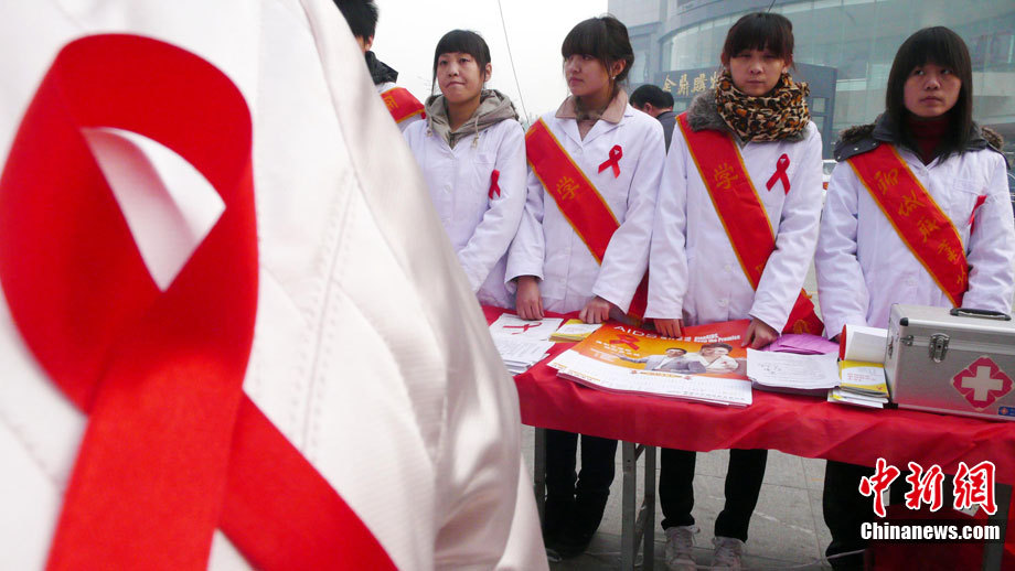 As World AIDS Day comes on Dec 1, volunteers raise awareness about preventing AIDS/HIV infections ahead of World AIDS Day in Liaocheng, Shandong province, Nov. 30, 2010. [Chinanews.com]