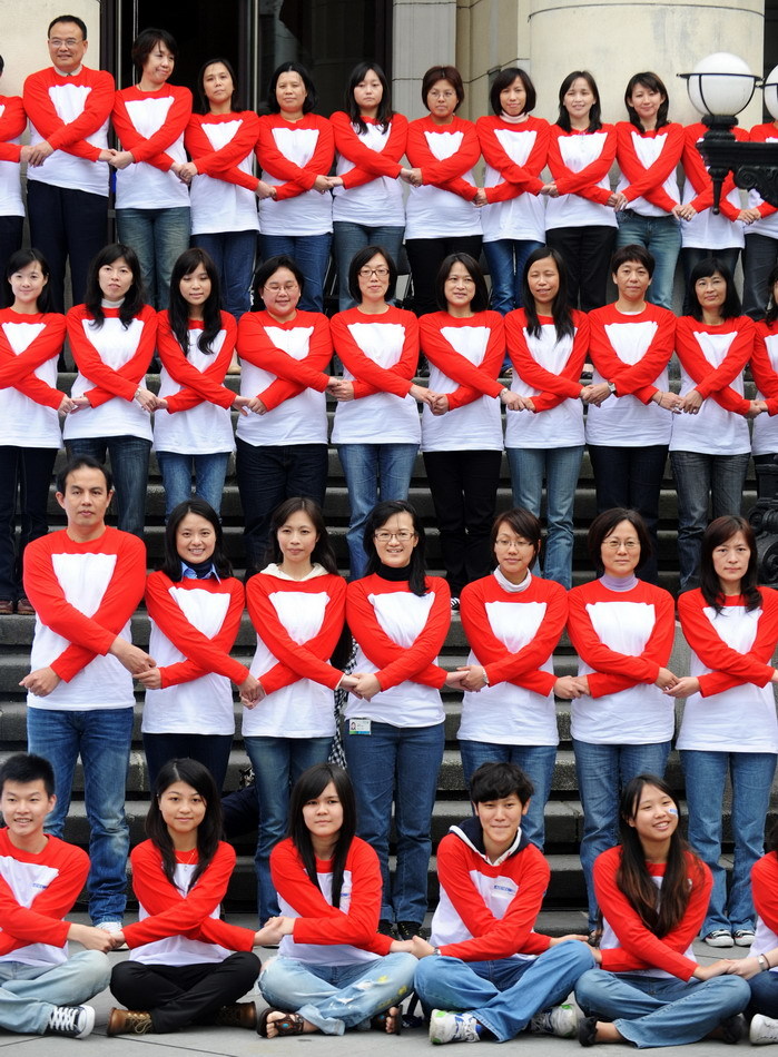 Some 100 &apos;campus ambassadors of AIDS prevention&apos; pose to form the shapes of red ribbons in front of a museum during an activity in Taipei, southeast China&apos;s Taiwan, on Nov. 30, 2010, a day ahead of the World AIDS Day. [Xinhua]