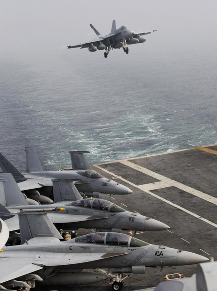 A US Navy F/A-18F Super Hornet comes in to land on the US Navy&apos;s USS George Washington aircraft carrier during joint military drills between the US and ROK in the West Sea November 30, 2010. [China Daily/Agencies]