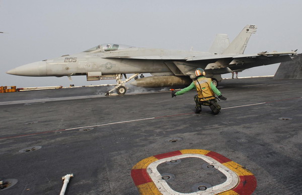 A US Navy F/A-18F Super Hornet takes off from the USS George Washington aircraft carrier during a joint military drills between the US and ROK in the West Sea November 30, 2010. [China Daily/Agencies]