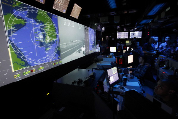 US Navy personnel monitor the radar in the USS George Washington aircraft carrier during joint military drills between the US and ROK in the West Sea November 30, 2010. [China Daily/Agencies]