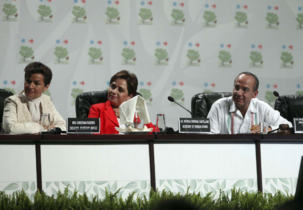 Executive Secretary of the United Nations Climate Change Secretariat (UNFCCC) Christiana Figueres (L), Mexico&apos;s Foreign Minister Patricia Espinosa (C) and Mexico&apos;s President Felipe Calderon attend the inauguration of the UN climate talks in Cancun Nov 29, 2010. [China Daily/Agencies]