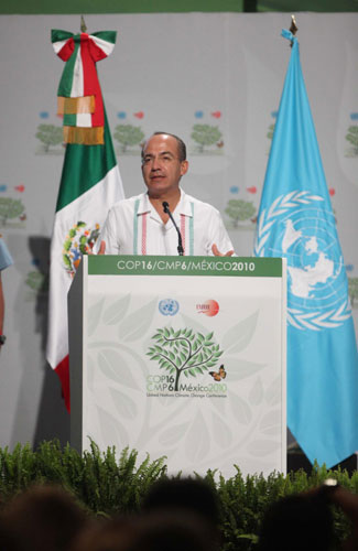 Mexico&apos;s President Felipe Calderon addresses the audience during the inauguration of the UN climate talks in Cancun Nov 29, 2010. [China Daily/Agencies]