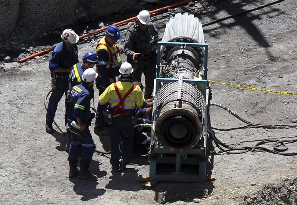 Mines rescue crew work on a gag machine, used to extract gases from mines, near the access portal of the Pike River coal mine near Greymouth on New Zealand&apos;s west coast Nov 30, 2010. [China Daily/Agencies]