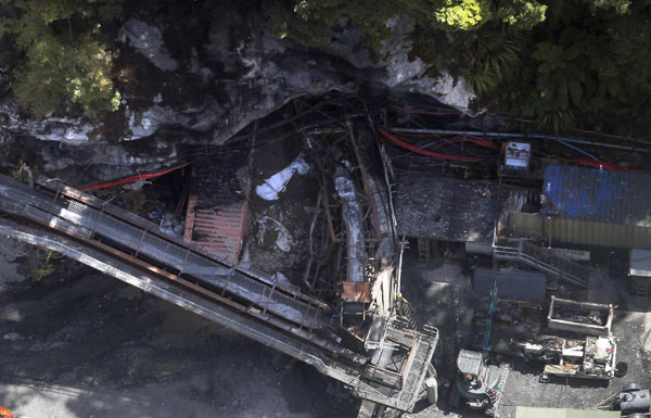 Mines rescue crew work on a gag machine, used to extract gases from mines, near the access portal of the Pike River coal mine near Greymouth on New Zealand&apos;s west coast Nov 30, 2010. [China Daily/Agencies]