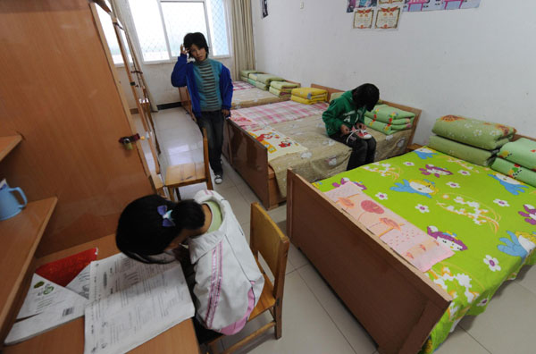 Girls study in their dormitory at a school for orphans who lost their parents to AIDS in Shangcai county, Henan province on Nov 30, 2010. [Photo/Xinhua] 