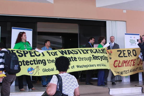 Global Alliance of Waste Pickers and Allies members from India, South Africa and Latin America hold a protest on Dec 1 at the Moon Palace, a major venue for the United Nations' climate change conference in Cancun, Mexico. They called for countries to recycle waste and respect waste pickers. [Photo by Wu Chong/chinadaily.com.cn]