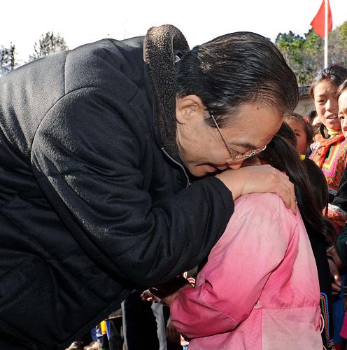 Chinese Premier Wen Jiabao (L) hugs a girl whose parents have died of AIDS in Liangshan Yi Autonomous Prefecture, southwest China&apos;s Sichuan Province, Dec. 1, 2010. Visiting poverty-stricken area, Wen urged a better incorporation of AIDS control work with economic development in less developed areas. [Xinhua] 