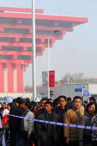 Tourists wait to visit the China Pavilion at the Expo Garden on Dec 1, 2010. The China Pavilion, also known as the Crown of the East at the recently concluded Expo 2010 Shanghai, reopens to the public on Dec 1 for a period of six months. [Xinhua]