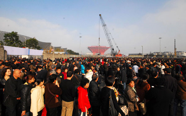 Tourists wait to visit the China Pavilion at the Expo Garden on Dec 1, 2010. The China Pavilion, also known as the Crown of the East at the recently concluded Expo 2010 Shanghai, reopens to the public on Dec 1 for a period of six months. [Xinhua]