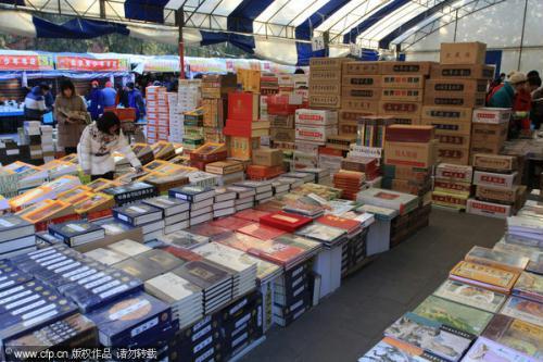 This year, the Beijing Winter Book Fair has injected some fashionable ideas such as 'Instant Kill'. This method can sell more than 200 books, each at the unbelievably low price of 1 RMB yuan. The enthusiastic buyers are warming up book sales in the midst of a cold winter.