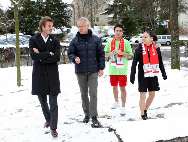 Soccer player David Beckham, (L) a key ambassador to England's bid to stage the 2018 FIFA World Cup, visits a school, ahead of the 2018 and 2022 FIFA World Cup host announcement in Zurich November 30, 2010. (Xinhua/Reuters Photo)