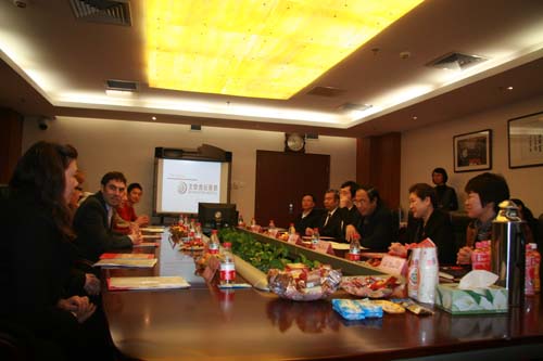 Dan Chugg, UK Political Counsellor (middle in the left side), meets leaders of Beijing Ditan Hospital to learn more about their efforts towards HIV/AIDS prevention in China, December 1, 2010. [China.org.cn]
