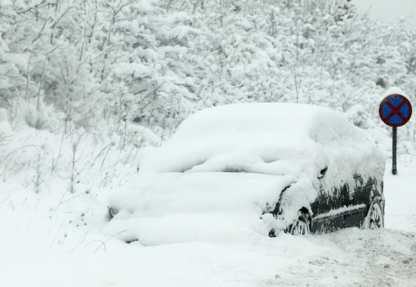 An abandoned car sits by the side of a snow covered road near Haywards Heath in southern England December 2, 2010. More heavy snow caused havoc across Britain on Thursday, keeping Gatwick closed for a second day, disrupting rail services and leaving travellers stranded. [China Daily/Agencies]