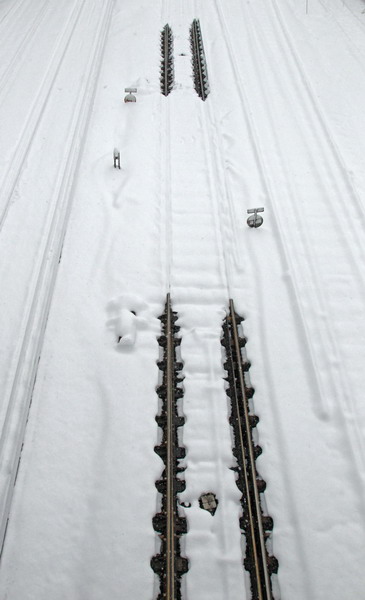 Snow covers rail tracks on the line to Gatwick Airport, in southern England December 2, 2010. More heavy snow caused havoc across Britain on Thursday, keeping Gatwick closed for a second day, disrupting rail services and leaving travellers stranded.[China Daily/Agencies]