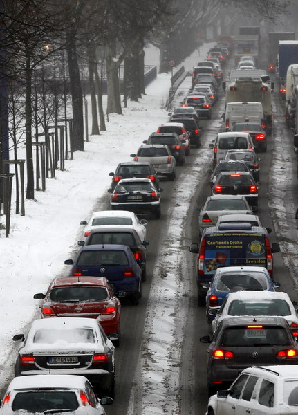 A traffic jam is pictured on a motorway during snowfall in Dortmund December 2, 2010. Heavy snow caused travel chaos across much of northern Europe on Thursday, keeping London&apos;s Gatwick airport closed for a second day and disrupting road and rail travel in France, Germany and Switzerland.[China Daily/Agencies]