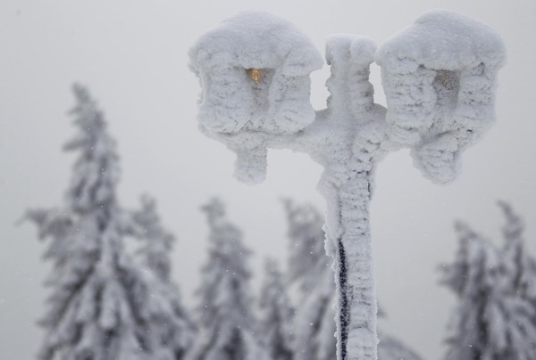 People walk down through the snow near the peak of the Feldberg mountain in Koenigstein, 30km west of Frankfurt, December 2, 2010. [China Daily/Agencies]