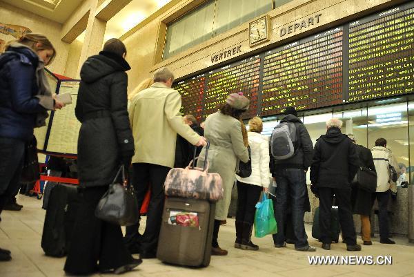 Commuters line up for tickets at the Central Station in Brussels, capital of Belgium, Dec. 2, 2010. Affected by heavy snow, more commuters tended to use public transports, especially railway and metro. [Xinhua]