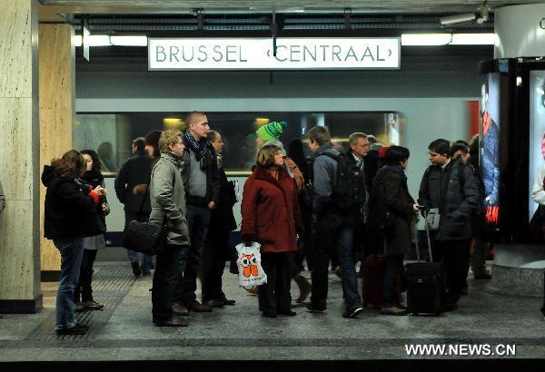 Commuters wait for trains at the Central Station in Brussels, capital of Belgium, Dec. 2, 2010. Affected by heavy snow, more commuters tended to use public transports, especially railway and metro. [Xinhua] 