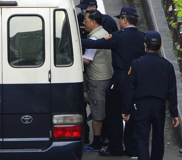 Three police officers in Taiwan’s Taoyuan county on Thursday escort former Taiwan leader Chen Shui-bian to a police van to move him from a suburban Taipei detention facility to a penitentiary in the county’s Guishan township, where he will begin formally serving a 19-year sentence for wide-ranging graft offences. [China Daily] 