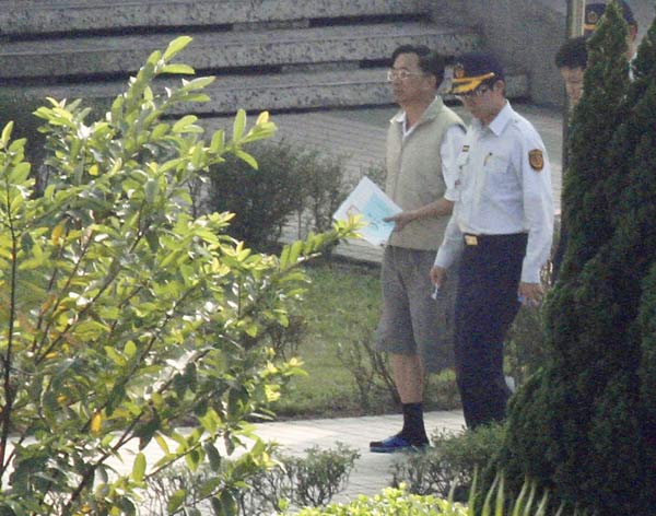 Former Taiwan leader Chen Shui-bian is escorted inside a prison in Taoyuan County December 2, 2010. [China Daily/Agencies] 