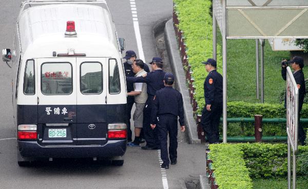 Former Taiwan leader Chen Shui-bian (2nd L) is escorted to a police vehicle in Taipei, southeast China&apos;s Taiwan, Dec. 2, 2010. Chen Shui-bian was moved from the detention house to the prison and began serving the sentence in jail Thursday. Chen was sentenced to 11 years and eight years in jail by a Taiwan court after the final trial of two separate corruption cases on Nov. 11. [Xinhua]