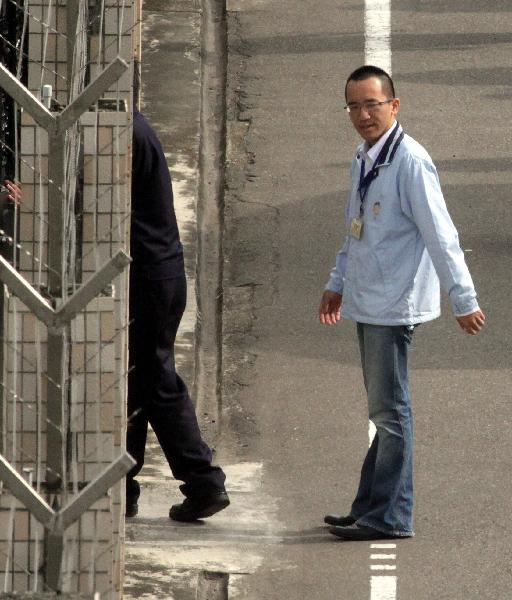 Chen Chih-chung, son of former Taiwan leader Chen Shui-bian, visits his father at the detention house before Chen Shui-bian was moved to the prison in Taipei, southeast China&apos;s Taiwan, Dec. 2, 2010. Chen Shui-bian was moved from the detention house to the prison and began serving the sentence in jail Thursday. Chen was sentenced to 11 years and eight years in jail by a Taiwan court after the final trial of two separate corruption cases on Nov. 11. [Xinhua]