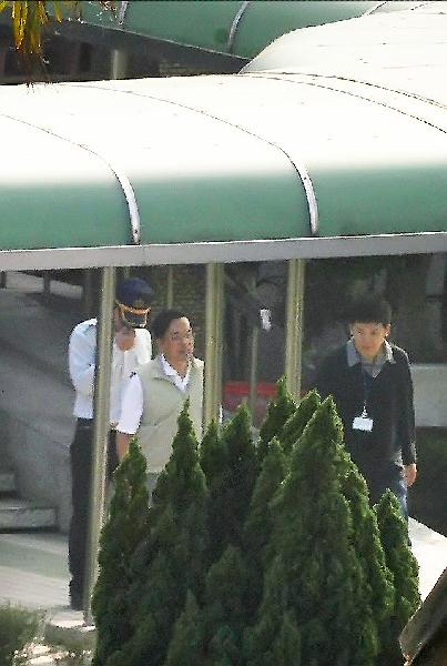 Former Taiwan leader Chen Shui-bian (2nd L) is seen under control in Taipei, southeast China&apos;s Taiwan, Dec. 2, 2010. Chen Shui-bian was moved from the detention house to the prison and began serving the sentence in jail Thursday. Chen was sentenced to 11 years and eight years in jail by a Taiwan court after the final trial of two separate corruption cases on Nov. 11. [Xinhua]