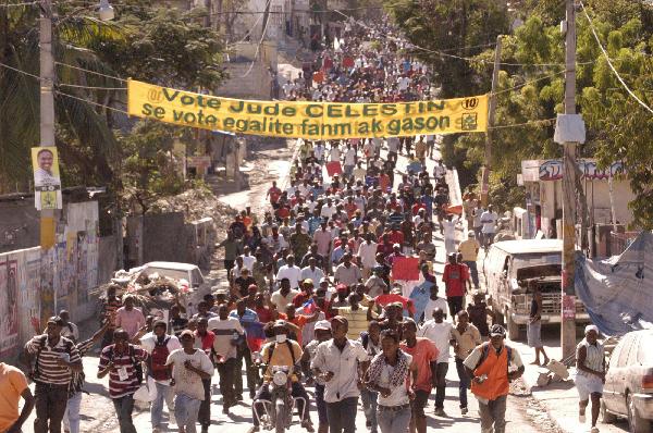 Haitian protesters march demanding a rerun of Sunday&apos;s elections, in Port-au-Prince, Haiti&apos;s capital, on Dec. 2, 2010. [Xinhua] 