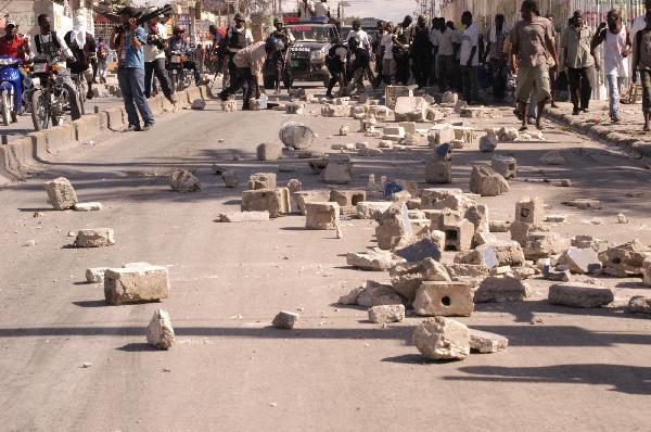 Haitian protesters march demanding a rerun of Sunday&apos;s elections, in Port-au-Prince, Haiti&apos;s capital, on Dec. 2, 2010. [Xinhua] 