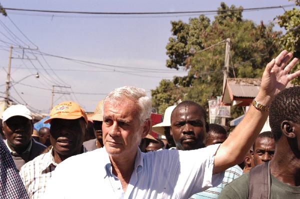 Haiti&apos;s presidential candidate Charles Baker (C), participates a protest, which around 2,000 Haitians marched demanding a rerun of Sunday&apos;s elections, in Port-au-Prince, Haiti&apos;s capital, on Dec. 2, 2010. [Xinhua]